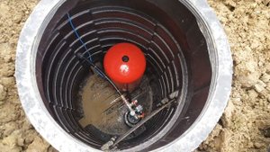 Обустройство скважины, установка кессона на скважину.