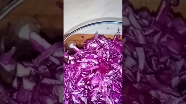 Салат из краснокочанной капусты с колбасой и сыром! Очень простой в приготовлении!