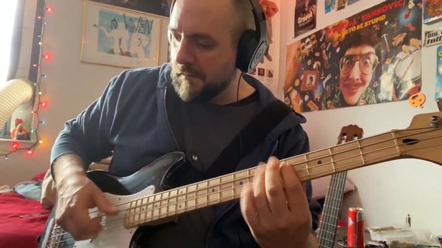 bass slappage on a $150 Squier Bronco bass смотреть онлайн