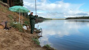 Рыбалка с ночевкой на р. Вятке осенью. Где рыба перед ледоставом? Проливные дожди, промок до нитки!