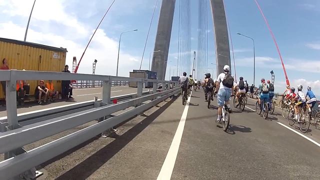 Велопробег по мосту на остров Русский. Проезд по мосту. смотреть онлайн