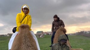 Зоригто и Нонна Тогочиевы на верблюжьем острове