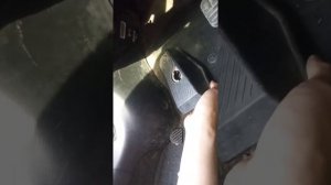 Снимаем упор (подставку) левой ноги на Лансере 9-м. Ну...и клипсы, держащие палас.