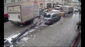 Столб освещения упал на машину