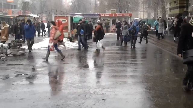 Демонтаж МАФов около метро "КПИ".mp4 смотреть онлайн