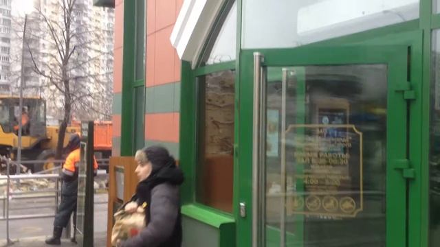 Незаконные строения сносят возле станции метро Марьино смотреть онлайн