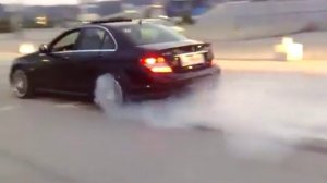 Mercedes Benz C63 AMG шлифует на месте!
