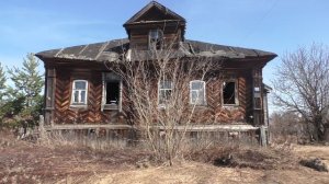 Деревни в глубинке России. Тихая, уютная деревня в окружении лесов. Заброшенные дома в деревне.