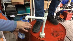 Самый элементарный насос для бочки из водопроводной трубы.