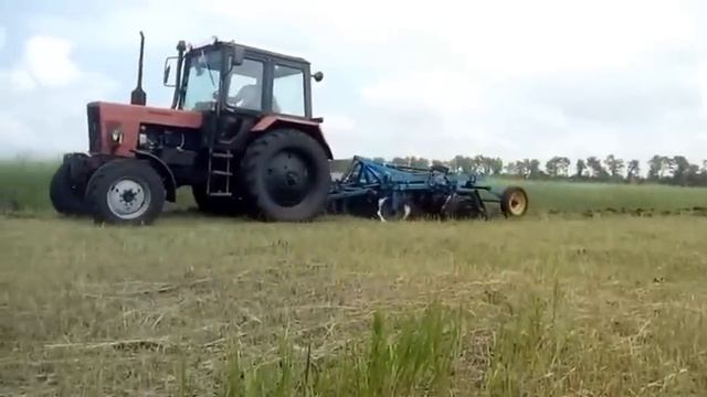 Дискуем участок после многолетника, МТЗ-82 с дисками АГ-2,4(переделанные) смотреть онлайн