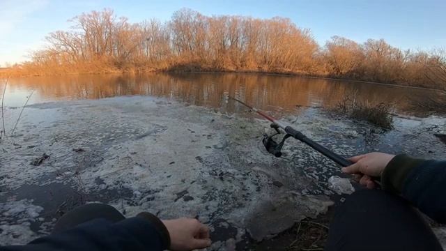 Активный клёв веснойРыба жадно клюёт в этом месте.Ловля весной приносит массу удовольствия,все супе смотреть онлайн
