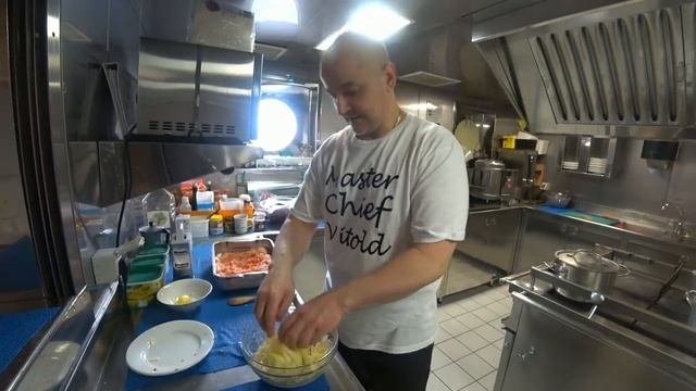 Обед на камбузе. Сочное куриное филе под сырно-огуречным соусом