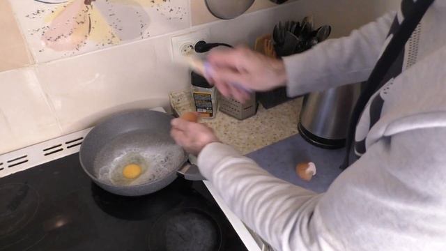 Как приготовить вкусную яичницу без масла на кипятке смотреть онлайн
