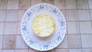 Салат с копченой курицей и колбасным сыром