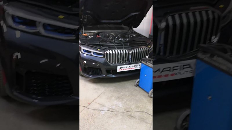 BMW 7 не совсем простая замена одного из трёх аккумуляторов.