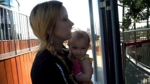 Мама и Мия попали в Дримвуд. Катания на карусели и машинке. Мия как игрушка бэби бон