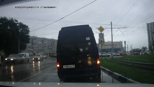 У маршрутки отлетели задние колеса