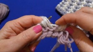 Шапка спицами из толстой пряжи красивым узором