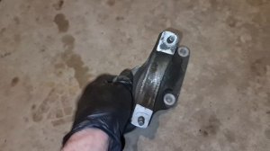 Ford Escape 1.6 Ecoboost 2014 Front Right axle mount installation/Кронштейн промежуточного подшипни