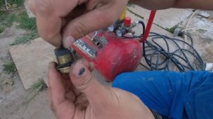 Травит воздух из компрессора, ремонт на коленке из подручных средств.