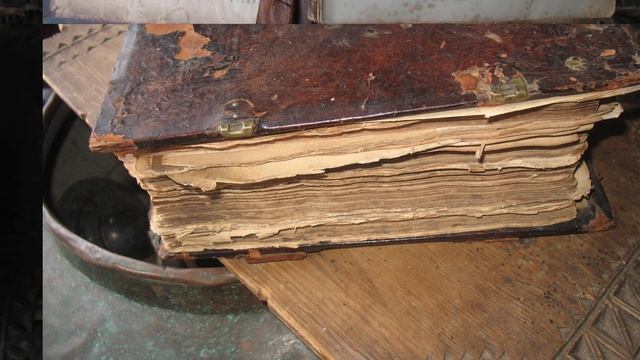 Старинные книги. Коллекция старых вещей крестьянского русского быта и старинных предметов. Old Book