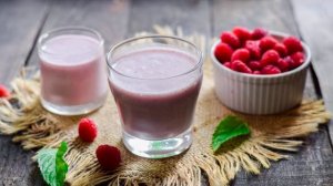 Молочный коктейль с вареньем