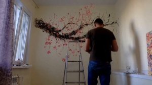 Процесс создания росписи на стене "Ветвь сакуры" художник Кирилл Суханов