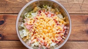 Салат из пекинской капусты с копченой курицей