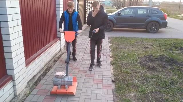 Работа электрической виброплиты с Андреем и Даниилом. смотреть онлайн