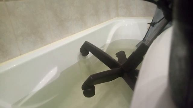 Мою своего ребёнка (стул) в ванной смотреть онлайн