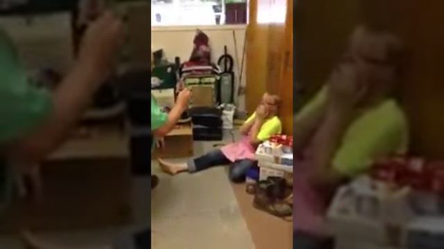 Муж вручил жене кольцо, которое она потеряла 15 лет назад смотреть онлайн