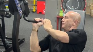 Жим в тренажере на плечи свободный вес хаммер