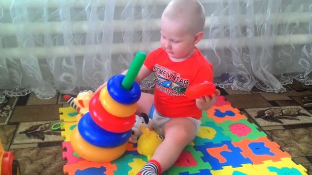 Ребенок 1,5 года играет
