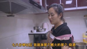 【超小厨】丈母娘媳妇准备大餐，砂锅焗鱼头+玉米粑粑，归家之旅超幸福！