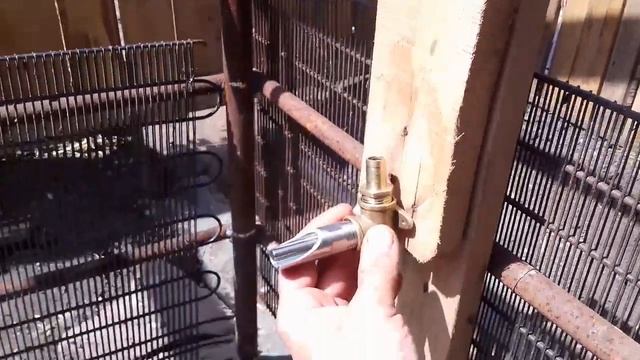 Как просто сделать калитку в клетке для свиней. Устанавливаю ниппельную поилку для свиней. 13.06.20 смотреть онлайн