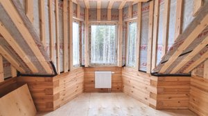 Внутренняя черновая отделка дома из бруса 6 на 9. Утеплить фанерные полы, крышу, возвели перегородки