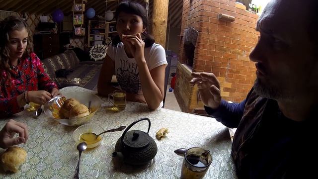 Пьём чай. Кушаем хлеб. О вегетарианстве. Русская печь. смотреть онлайн