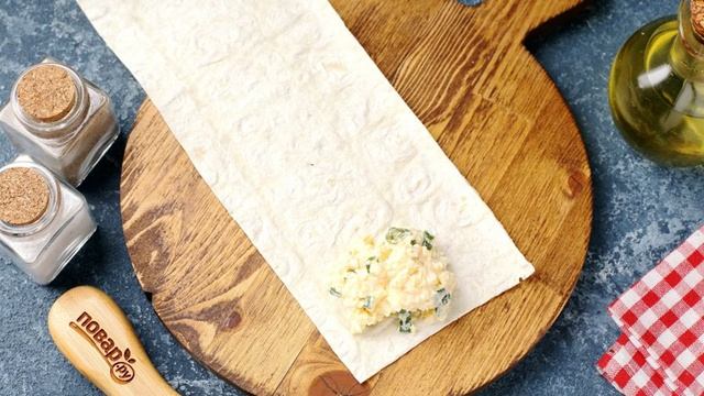 Конвертики из лаваша с варёными яйцами и сметаной