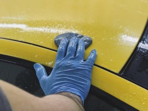 Убираем черные липучие точки на кузове автомобиля