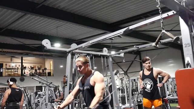 JimDeBim Traint Mee Met Team Groeischot смотреть онлайн