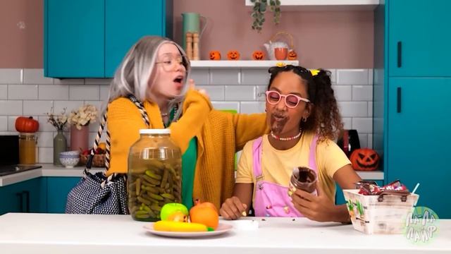 МАКИЯЖ для БЕДНОЙ КУКЛЫ! БОГАТАЯ ДЕВОЧКА приютила бедную куклу | Забавные ситуации и проблемы смотреть онлайн