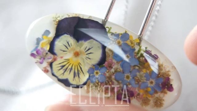 Цветочный кулон 47х23 мм с виолой и незабудками из эпоксидной смолы. ECLIPTA jewelry смотреть онлайн