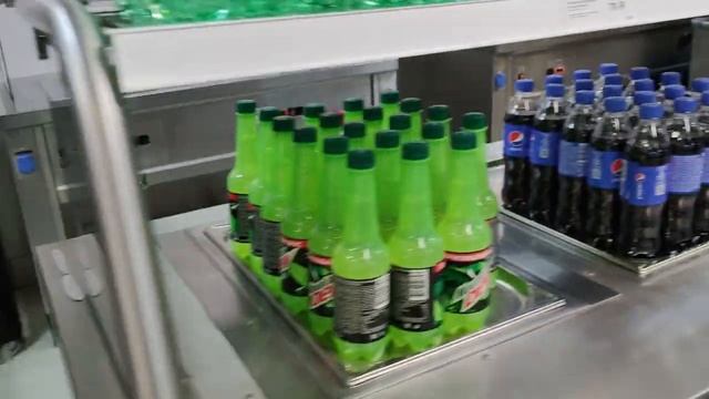 Смотрите чем кормят в ресторане ИКЕЯ, знаменитые фрикадельки, стейки из лосося, овощные медальоны смотреть онлайн