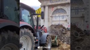 Французские фермеры завалили навозом и покрышками, а также залили кровью со скотобойни ворота префек
