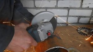 Зачистка прихваток перед сваркой корня шва.mp4