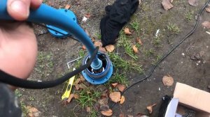 Установка насоса в скважину, оголовок скважины. Копка траншеи по высоким грунтовым водам. Ч.№1