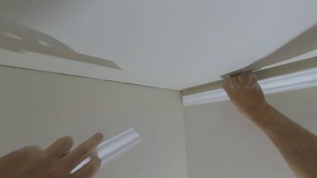 Как правильно клеить потолочный БАГЕТ (фриз, бордюр,плинтус) на потолок своими руками.