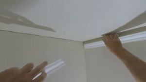 Как правильно клеить потолочный БАГЕТ (фриз, бордюр,плинтус) на потолок своими руками.