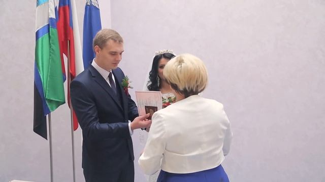 Счастливые молодожёны на церемонии в дворце бракосочетания
