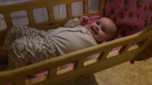 Сама себя качает в подвесной люльке (зыбке)